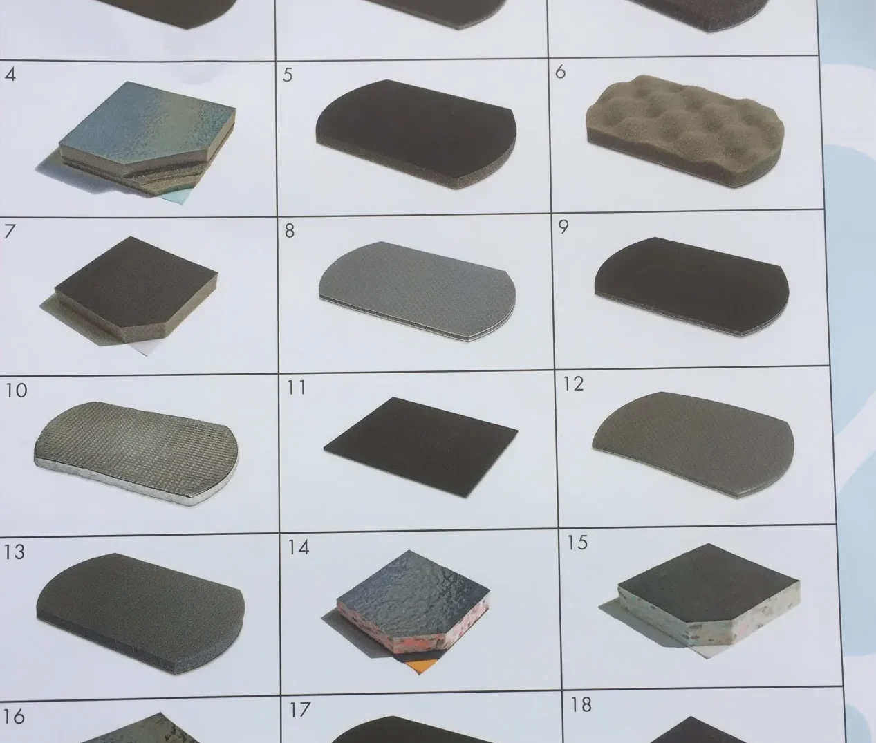 Materialprover för ljudabsorbenter i olika kulörer och profiler
